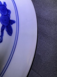 Een Chinees blauw-wit 'Master of the rocks' bord, Kangxi