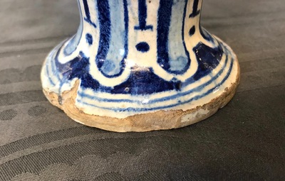 Een blauw-witte Antwerpse majolica siroopkan, 2e helft 16e eeuw
