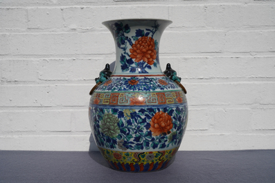Een Chinese doucai vaas met pioenen, 19e eeuw