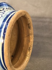 Een blauw-witte Antwerpse majolica albarello, 2e helft 16e eeuw