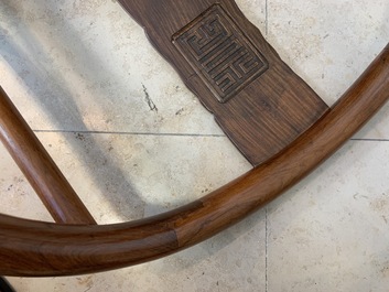 Une paire de chaises chinoises en bois huanghuali, R&eacute;publique, 20&egrave;me