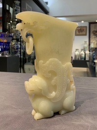 Un rhyton en jade jaune sculpt&eacute;, Chine, 19/20&egrave;me