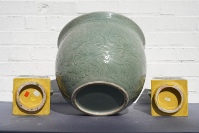 Een Chinese celadon jardini&egrave;re en een paar cong vazen met reli&euml;fdecor, 19/20e eeuw