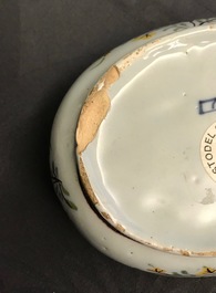 Een polychrome Delftse botervloot in de vorm van een kievit, 18e eeuw