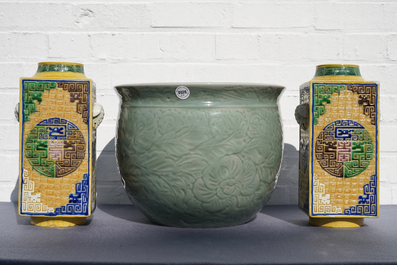 Een Chinese celadon jardini&egrave;re en een paar cong vazen met reli&euml;fdecor, 19/20e eeuw