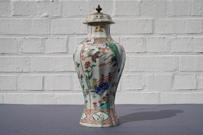 Een Chinese famille verte dekselvaas met fabeldieren, Kangxi