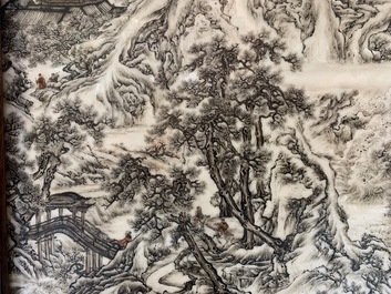 Een fijne Chinese grisaille 'winterlandschap' plaquette in houten tafelscherm, Republiek, 20e eeuw