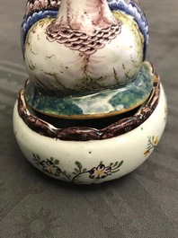 Een polychrome Delftse botervloot in de vorm van een kievit, 18e eeuw