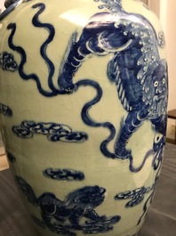 Twee Chinese famille rose vazen en een blauw-witte celadon vaas, 19/20e eeuw