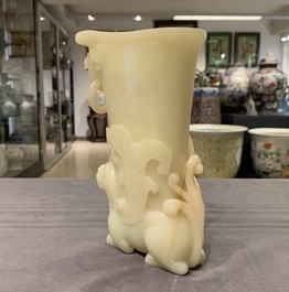 Un rhyton en jade jaune sculpt&eacute;, Chine, 19/20&egrave;me
