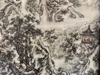 Een fijne Chinese grisaille 'winterlandschap' plaquette in houten tafelscherm, Republiek, 20e eeuw