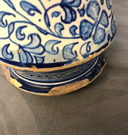 Een blauw-witte Antwerpse majolica albarello, 2e helft 16e eeuw