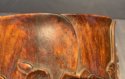 Un pot &agrave; pinceaux en bois sculpt&eacute; &agrave; d&eacute;cor de magnolias, prob. Qing