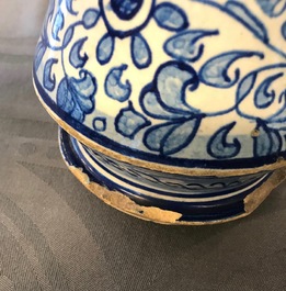 Een blauw-witte Antwerpse majolica albarello, 2e helft 16e eeuw