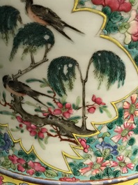 Een paar opengewerkte Chinese famille rose tuinzitten, 19e eeuw
