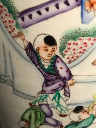 Twee Chinese famille rose vazen en een blauw-witte celadon vaas, 19/20e eeuw