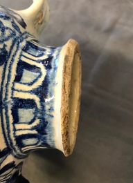 Een blauw-witte Antwerpse majolica siroopkan, 2e helft 16e eeuw