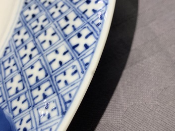 Deux assiettes en porcelaine de Chine bleu et blanc &agrave; d&eacute;cor de 'La Romance de la chambre de l'ouest', marque et &eacute;poque de Kangxi