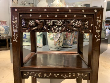 Deux socles en bois sculpt&eacute; incrust&eacute; de nacre, Chine ou Vietnam, 19&egrave;me