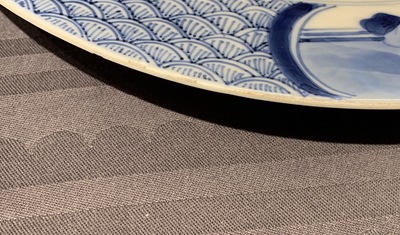 Deux assiettes en porcelaine de Chine bleu et blanc &agrave; d&eacute;cor de 'La Romance de la chambre de l'ouest', marque et &eacute;poque de Kangxi