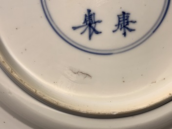 Deux assiettes en porcelaine de Chine bleu et blanc &agrave; d&eacute;cor de 'La Romance de la chambre de l'ouest', marque et &eacute;poque de Kangxi