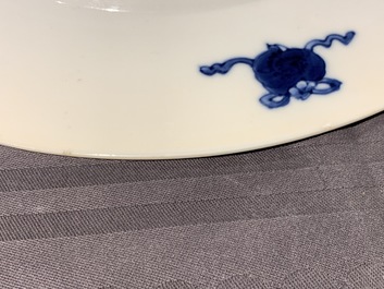 Deux assiettes en porcelaine de Chine bleu et blanc &agrave; d&eacute;cor de 'La Romance de la chambre de l'ouest', marque et &eacute;poque de Kangxi