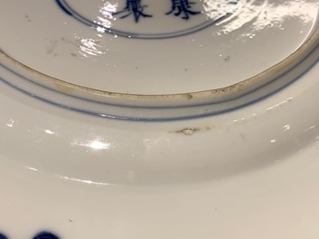 Deux assiettes en porcelaine de Chine bleu et blanc &agrave; d&eacute;cor de 'La Romance de la chambre de l'ouest', marque et &eacute;poque de Kangxi