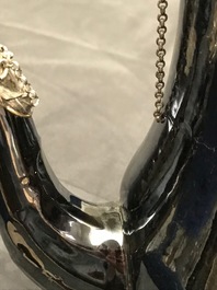 Een vierdelig koffieservies in zwart aardewerk met zilveren montuur, Namen, 18e eeuw