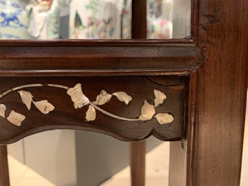 Deux socles en bois sculpt&eacute; incrust&eacute; de nacre, Chine ou Vietnam, 19&egrave;me