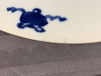 Deux assiettes en porcelaine de Chine bleu et blanc &agrave; d&eacute;cor de 'La Romance de la chambre de l'ouest', marque et &eacute;poque de Kangxi