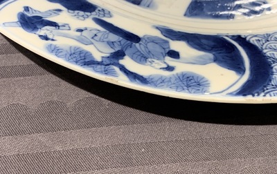 Deux assiettes en porcelaine de Chine bleu et blanc &agrave; d&eacute;cor de 'La Romance de la chambre de l'ouest', marque et &eacute;poque de Kangxi