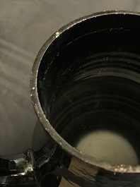 Een vierdelig koffieservies in zwart aardewerk met zilveren montuur, Namen, 18e eeuw