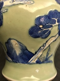 Een Chinese celadon vaas met blauw-wit en onderglazuur rood decor, Kangxi
