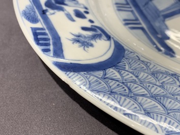 Deux assiettes en porcelaine de Chine bleu et blanc &agrave; d&eacute;cor de 'La Romance de la chambre de l'ouest', marque et &eacute;poque de Kangxi