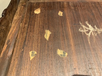 Deux socles en bois sculpt&eacute; incrust&eacute; de nacre, Chine ou Vietnam, 19&egrave;me