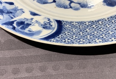 Deux assiettes en porcelaine de Chine bleu et blanc &agrave; d&eacute;cor de 'La Romance de la chambre de l'ouest', marque et &eacute;poque de Kangxi