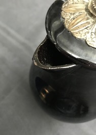 Een vierdelig koffieservies in zwart aardewerk met zilveren montuur, Namen, 18e eeuw