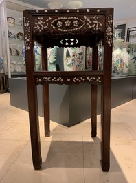 Deux socles en bois sculpt&eacute; incrust&eacute; de nacre, Chine ou Vietnam, 19&egrave;me