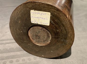 Een Chinese huanghuali houten penselenbeker, 18/19e eeuw