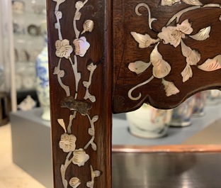 Deux socles en bois sculpt&eacute; incrust&eacute; de nacre, Chine ou Vietnam, 19&egrave;me