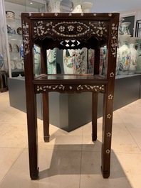 Deux socles en bois sculpt&eacute; incrust&eacute; de nacre, Chine ou Vietnam, 19&egrave;me
