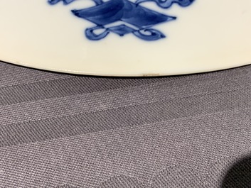Deux assiettes en porcelaine de Chine bleu et blanc &agrave; d&eacute;cor de 'La Romance de la chambre de l'ouest', marque et &eacute;poque de Kangxi