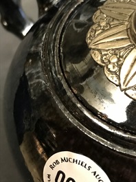 Een vierdelig koffieservies in zwart aardewerk met zilveren montuur, Namen, 18e eeuw