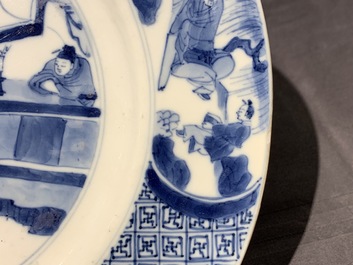 Deux assiettes en porcelaine de Chine bleu et blanc &agrave; d&eacute;cor de 'La Romance de la chambre de l'ouest', marque et &eacute;poque de Kangxi