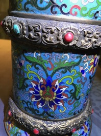 Une grande verseuse 'Duomuhu' en &eacute;maux cloisonn&eacute;s et bronze dor&eacute; incrust&eacute;, R&eacute;publique, 20&egrave;me