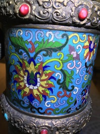 Une grande verseuse 'Duomuhu' en &eacute;maux cloisonn&eacute;s et bronze dor&eacute; incrust&eacute;, R&eacute;publique, 20&egrave;me