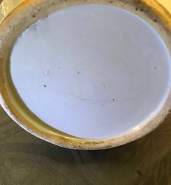 Een paar Chinese famille rose vazen en een vaas met decor van kostbaarheden, 19/20e eeuw