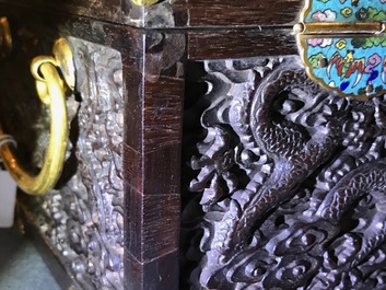 Une bo&icirc;te en bois de zitan aux montures en &eacute;maux cloisonn&eacute;s et anses en bronze dor&eacute;, Qing
