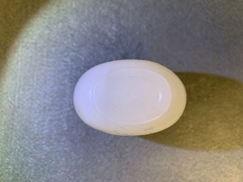 Drie Chinese gestoken witte jade snuifflessen met reli&euml;fdecor, 19/20e eeuw