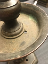 Une paire de bougeoirs en bronze, Chine, Ming